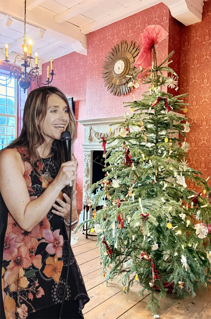 Janet singt Weihnachtslieder bei einem Wohnzimmerkonzert in Osnabrück an Weihnachten