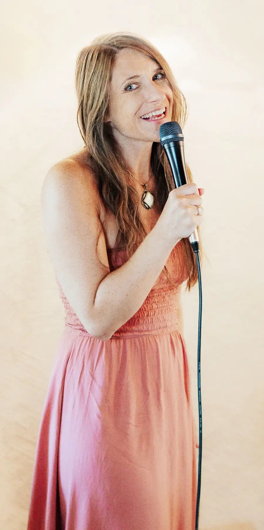 Sängerin Janet singt bei einer standesamtlichen Trauung in Lingen (Emsland)