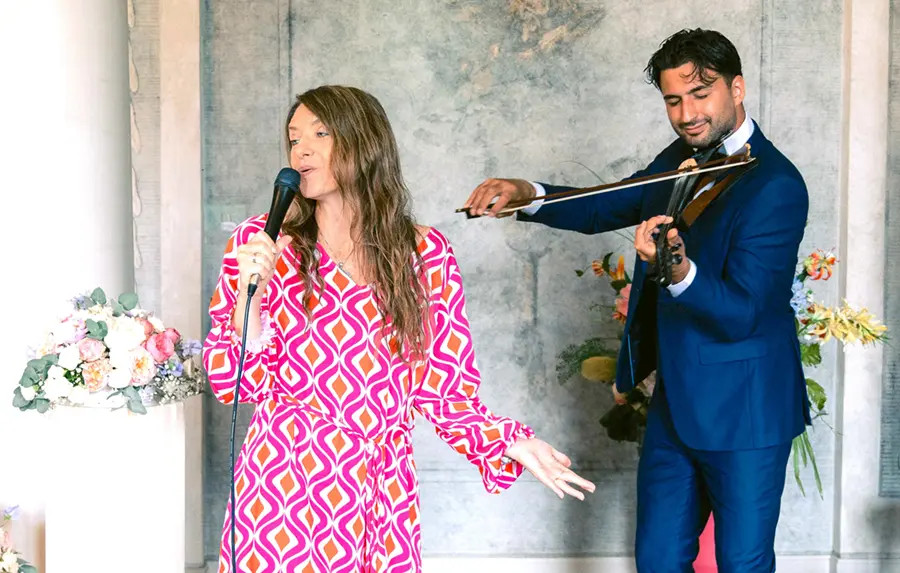 Janet , Hochzeitssängerin in Münster, singt im Schloss Harkotten im Münsterland (Kreis Warendorf)